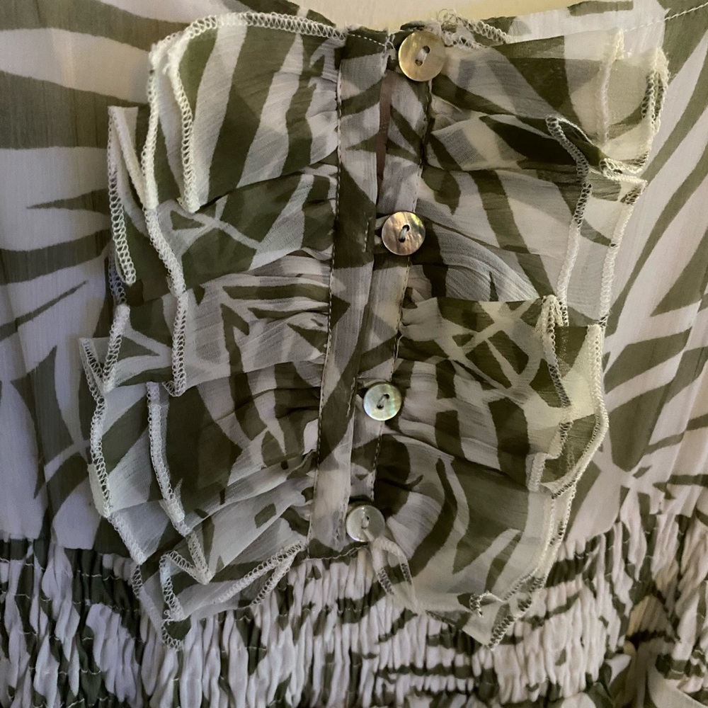 Romeo & Juliet Couture Olive and Cream Dress - Picture 5 of 13